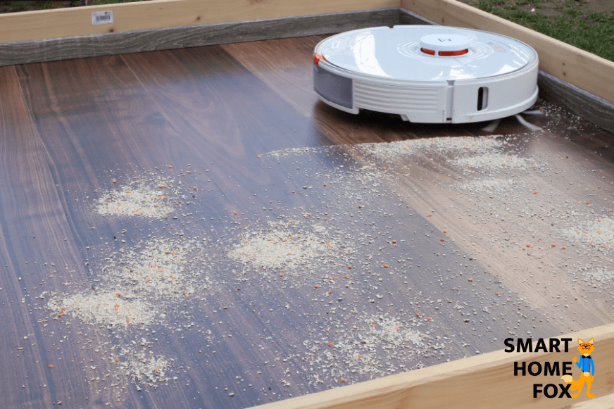 Roborock S7 чистит овсянку на твердом полу.